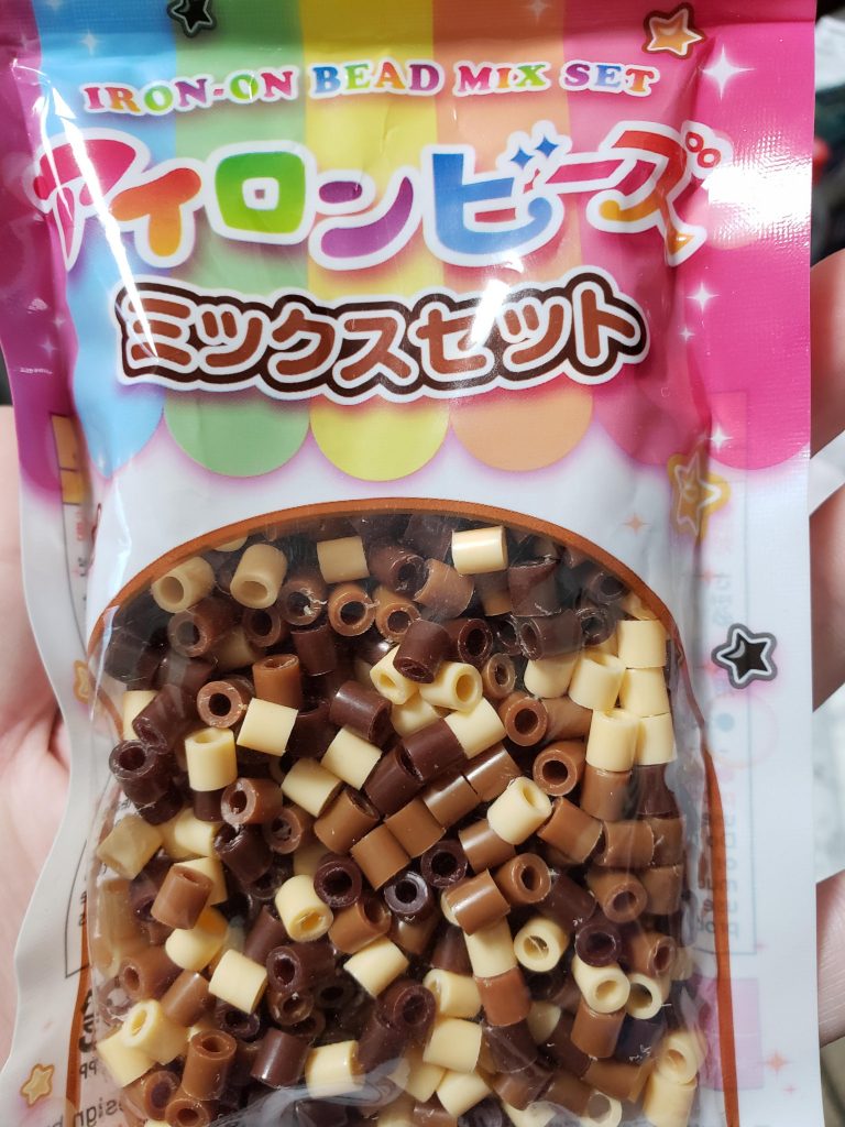 パイプ部分は100円ショップのアイロンビーズを使用しました