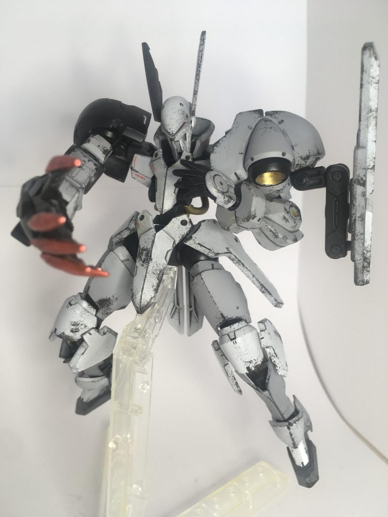 禍々しい雰囲気を出したく、アンバランス、アシンメトリーにパーツを選択しました。
色合いは仮面ライダーゲンムゾンビゲーマーな感じを出そうと白灰黒を配色しています。
塗装は基本缶スプレー、細かいところは筆塗りです。
ウェザリングは黒鉄色でスポンジタッピングしているだけです。