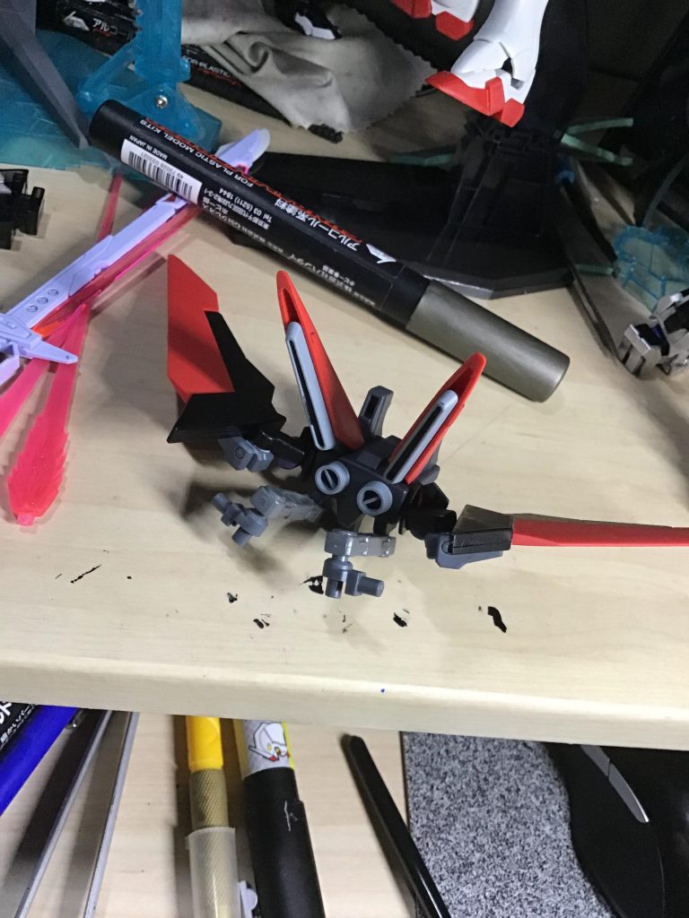 バックパック。羽根はHGAWのエアマスターのものを、ジャンクパーツの組み合わせで作ったアームで接続。武装の取り付けアームはMSGのアームや接続パーツの組み合わせで。これまた塗装はマーカーです。