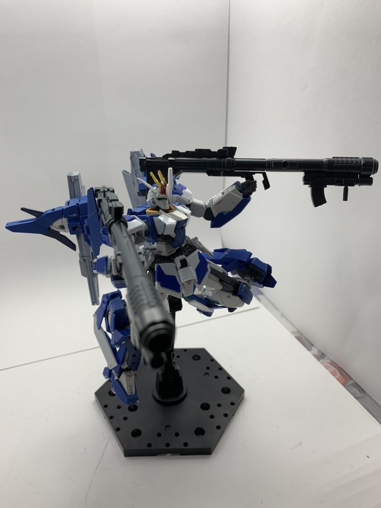 ガンダムダブルオーグリッター
「セーブモード」
GNドライヴ、サイコフレームの性能を抑制した形態
抑制していても十分な戦闘が可能
「セーブモード」でのトランザムの稼働限界時間は3分半、使用後機体性能が3分の1低下する。
基本武器はビームサーベルとハイパーバズーカ