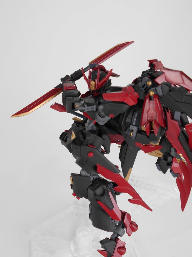 ナノラミネートソード改・「ティタセルタ」、ブーメランモード。無重力下ではファングとして扱えますが、重力圏では連結させ、ブーメランとして扱うことができます。