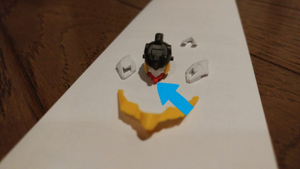 おまけ
今回製作したバルバトス三日月には少し加工をしており、矢印が差している顎の部分をニッパーで切り取りヤスリ掛けして..