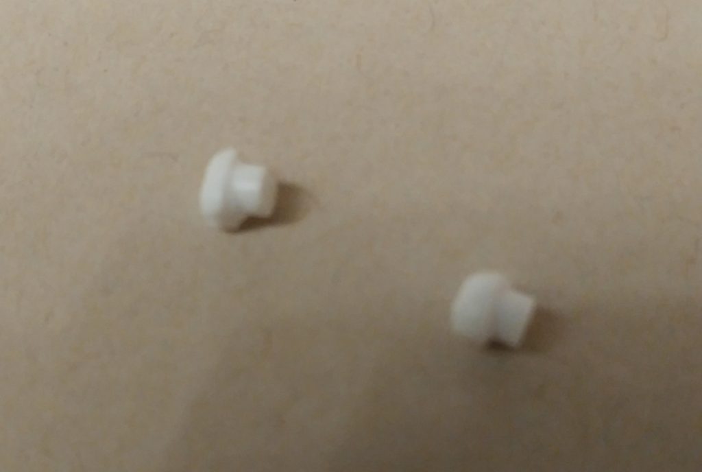 今回工夫した所
三枚目の画像で述べた通り、五月雨の腰部分には鈴らしきものが着いていて、それってぽいものを作る為にアレックスの手の甲を接続しているランナーを切り取りヤスリ掛けした後に、