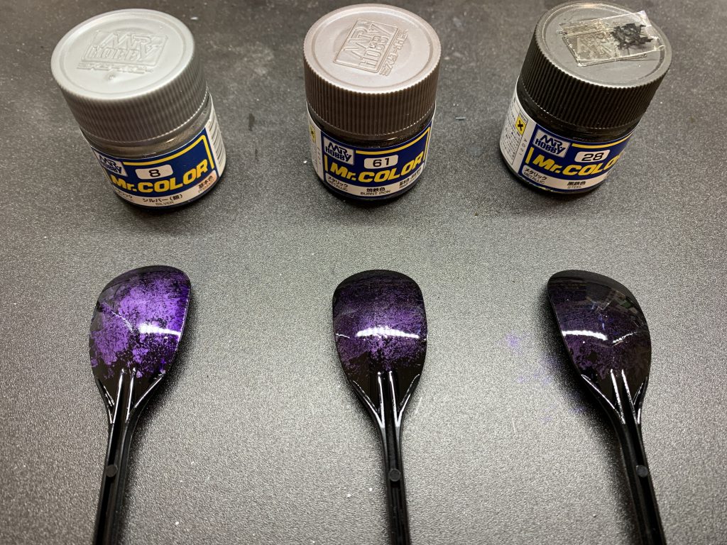 ラップ塗装の研究
左からシルバー 焼鉄色 黒鉄色
焼鉄色がかなり好みでしたがバランスを考えると少し黒すぎるのでシルバーを採用。
黒っぽい紫ならシルバーで紫っぽい黒なら焼鉄色か黒鉄色で使い分けられそうです。