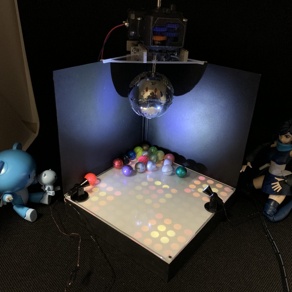 ステージ内部には12×12=144個のLEDが仕込まれている……訳ではなく、次の写真左上のように内部を3×3に区切って、9個のLEDを使用しています。
内部は銀のラピーテープで光を反射させています。