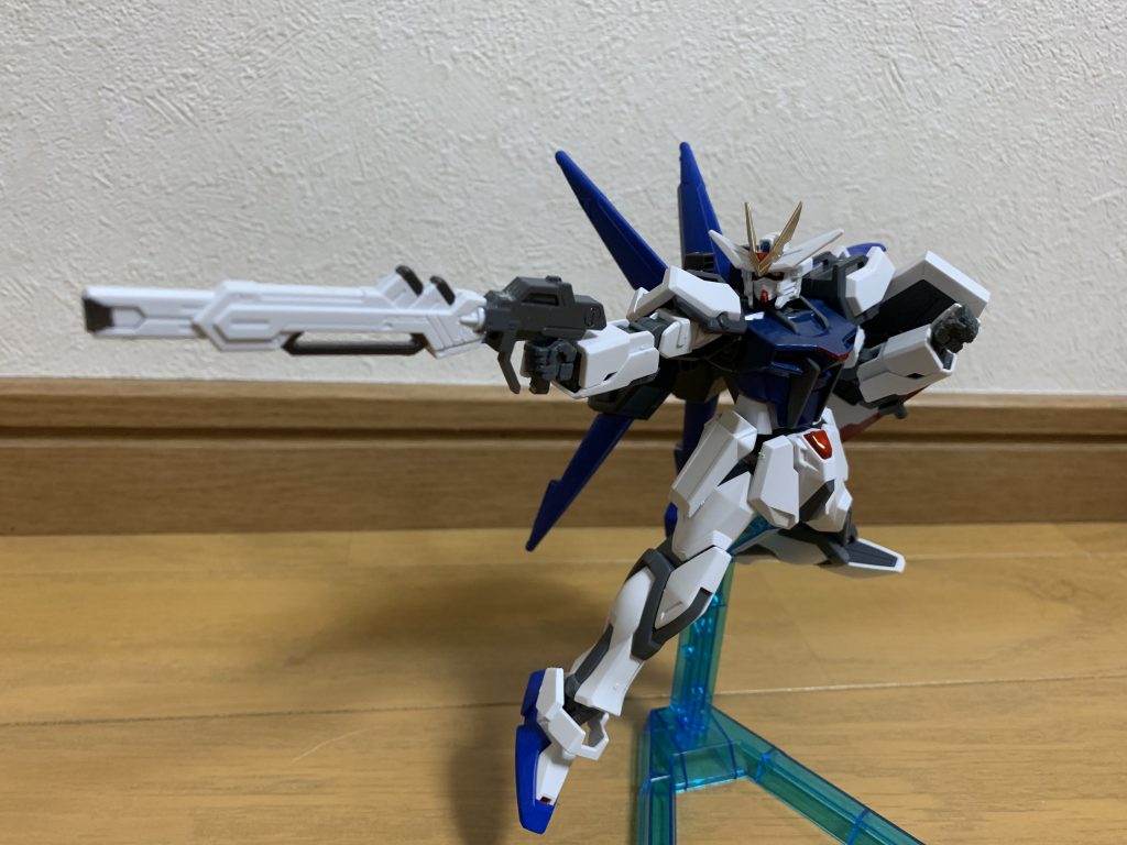 カレトヴルッフ炎とストライクのライフルをミキシング
アストレイのフライトユニットを装備しています