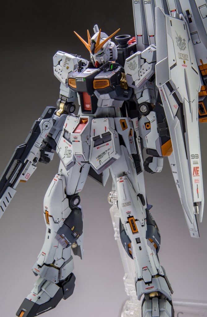 RGらしく各ベースカラーは色分け。アクセントにレッドポイント追加しています。薄っすら陰影のつくくらいのグラデーションで塗装しています。