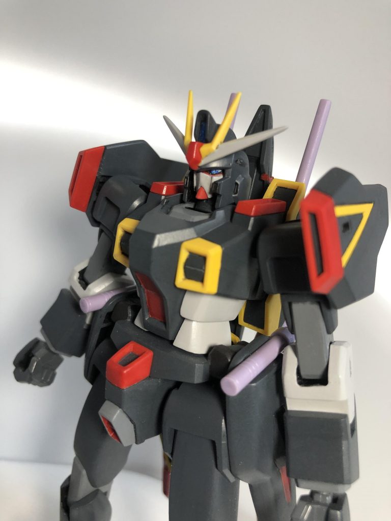 顔も少し弄っています、ヘルメットとフェイスのバランスが悪いように感じたので隈取りの赤い部分にマスク部分を被せて小顔にしました。
顔自体は元の顔の方が好きですがHGCEのバランスに合わせたかったのでこんな感じになりました。