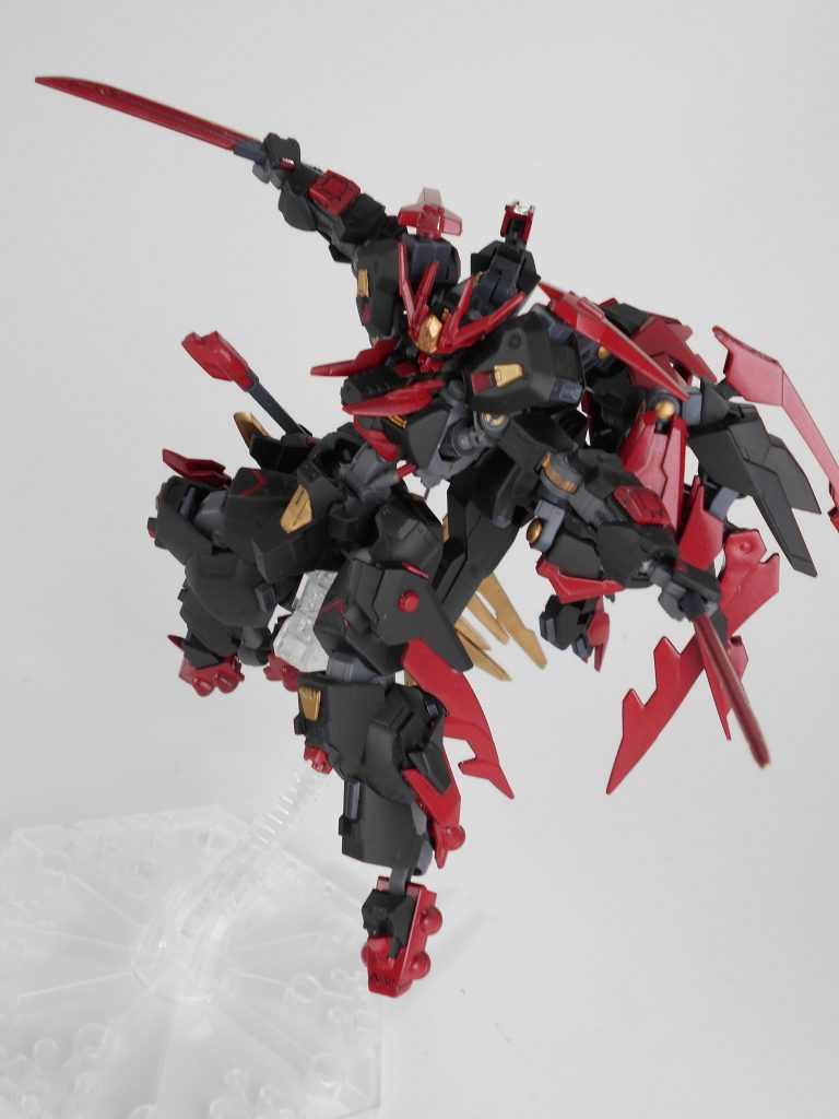 ナノラミネートソード改・「ティタセルタ」。ナノラミネートソードの刀身を短くし、小型ナイフにしました。無重力下ではファングとしても使用できます。
ティタセルタは、ギリシャ語で「熱伝導」から取りました。