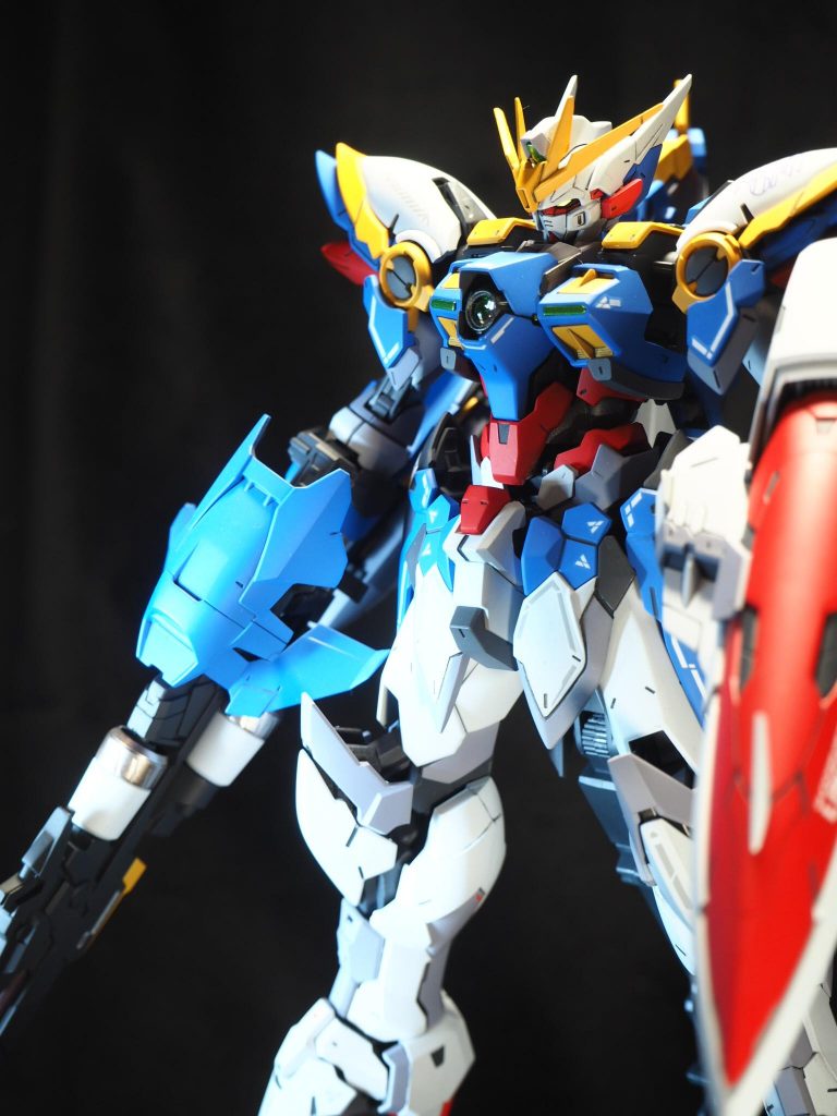 成型色より、全体的に青よりになるよう、白やグレーに青が少し含んだ色を使用しました。