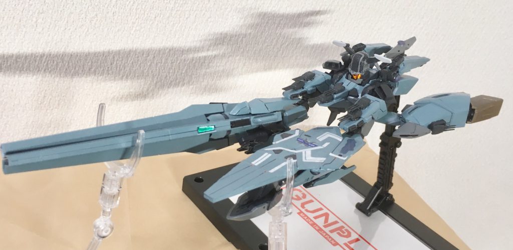 〔要塞艦モード〕最初は完全変形をしようとしたものの変形後のパーツバランスが悪かったので、肩の関節だけは接続パーツをかまして向きを変え、それ以外は全て差し替え無しの変形が可能です。