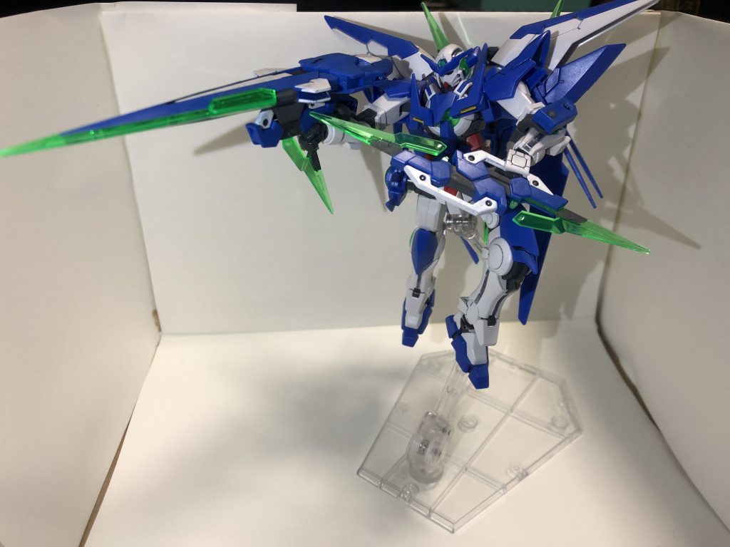 ブースター背面の穴に1基マウント
手持ち無沙汰なのでもう1基は分離させて
ランチャーとブレイドにしてみます
下半身の可動が辛い...