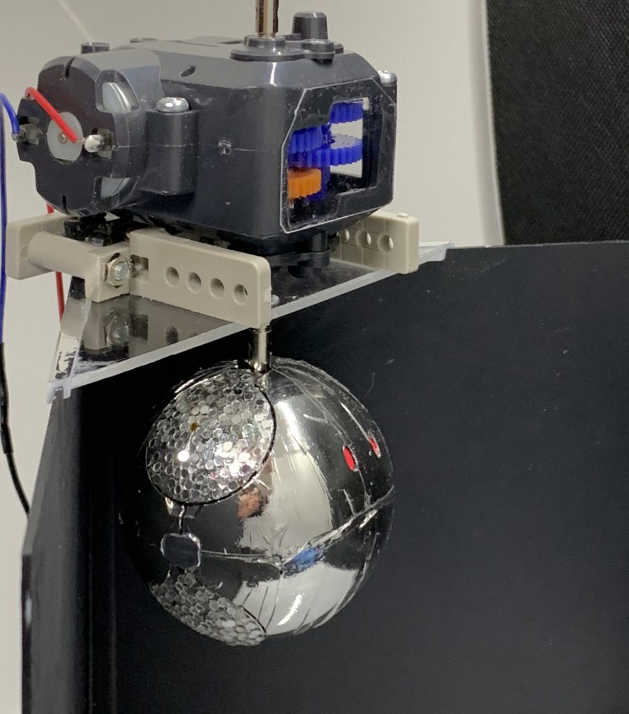 ミラーボール ハロの回転に使ったのは、タミヤの[4速ウォームギヤボックスHE](https://www.tamiya.com/japan/products/72008/index.html)。多分、タミヤのギアボックスの中で一番ゆっくり回すことができる。これを推奨3Vのところを単三電池1本の1.5Vでモーターを回してよりゆっくり回るようにしています。

当初、ミラーボールの回転まではやらないつもりだったのですが、手で回してみたら光の反射がとてもいい感じだったので追加しました。