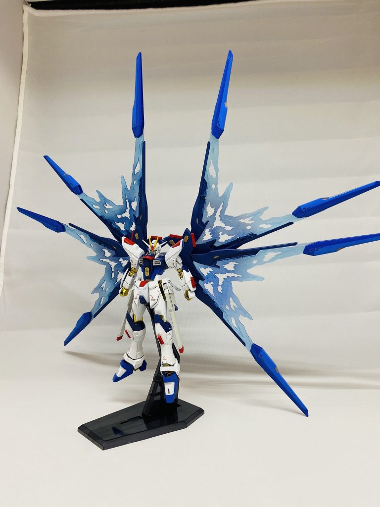 ドラグーン射出!光の翼もグラデーションを意識して濃淡つけてあります