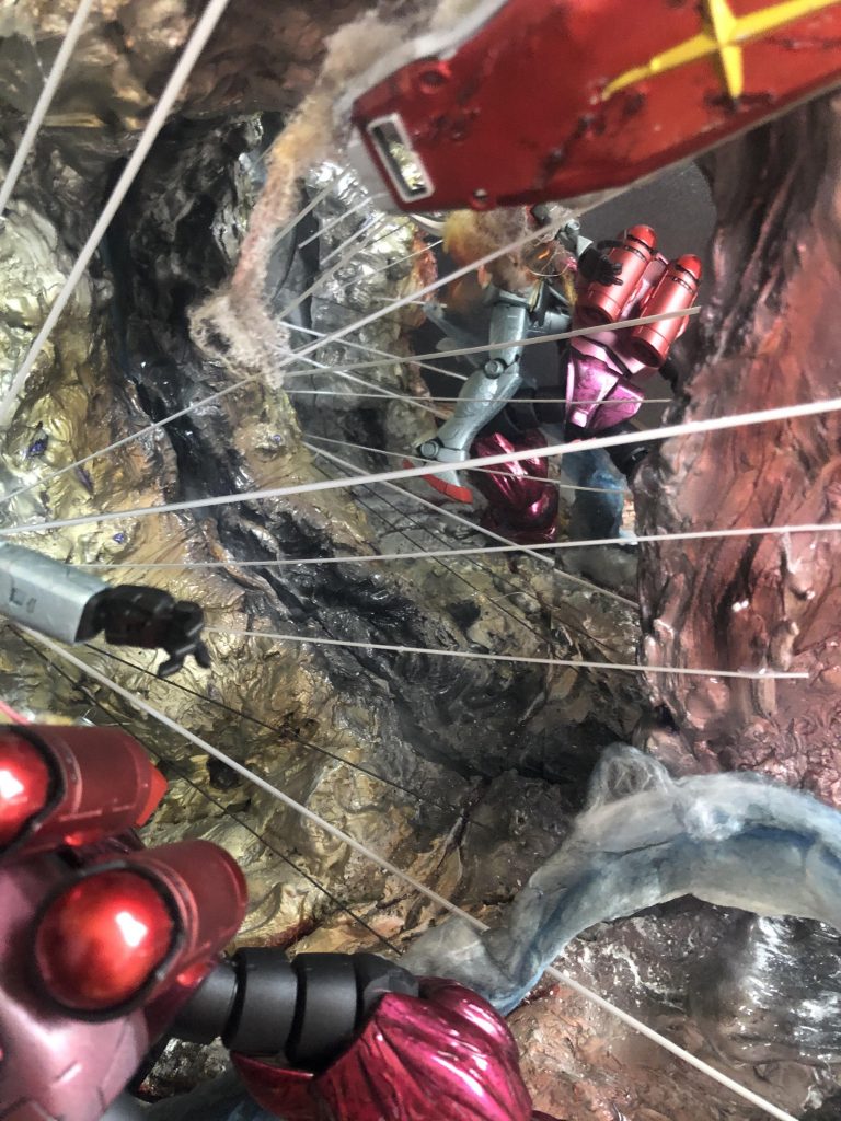 ジオラマの中に鏡を入れて、残像に見せる表現をしました。