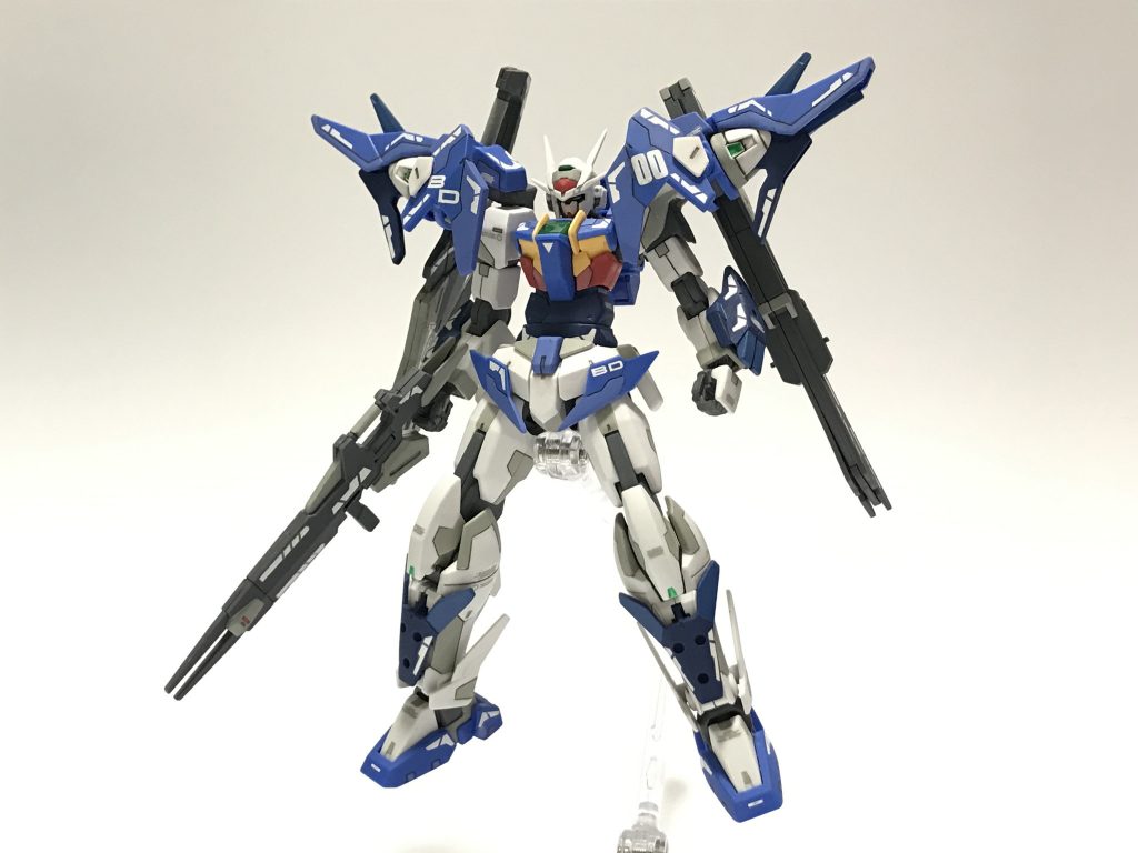 ダブルオースカイ本体
改造としては腰をダブルオースカイのあまりパーツをくっつけて延長
全身に筋彫りしたり、各部をシャープ化したりしました。