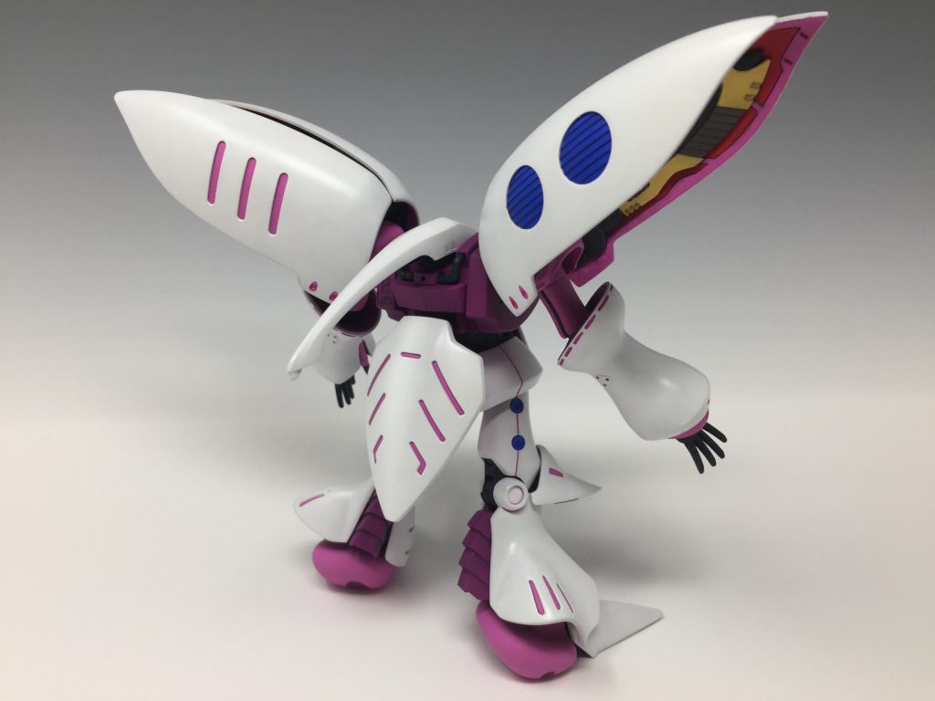 チラリと見えるバインダーの裏はMG版よりもディテール量が多いので綺麗に塗り分けをすると映えます。