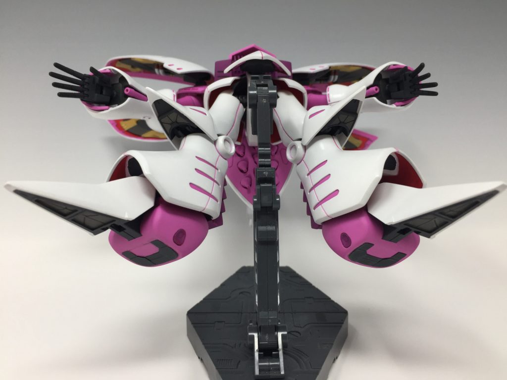 膝裏や足の裏は二色の金属色を使用して塗り分けてあります。スネのフレアの内側も色々塗り分けてあります。