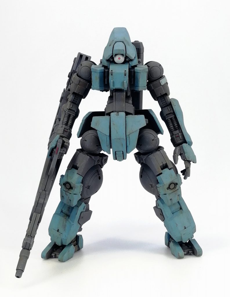 頭はジャハナムのサイドスカート。
胴はグレイズアインをベースに胸を30MMアルトの胸装甲と足首カバー。
腕はガンダムウヴァルを元に上腕装甲を30MMポルタノヴァに変更。左下腕装甲にフラウロス。
脚は30MMポルタノヴァとアルトを短縮したり色々して使用。