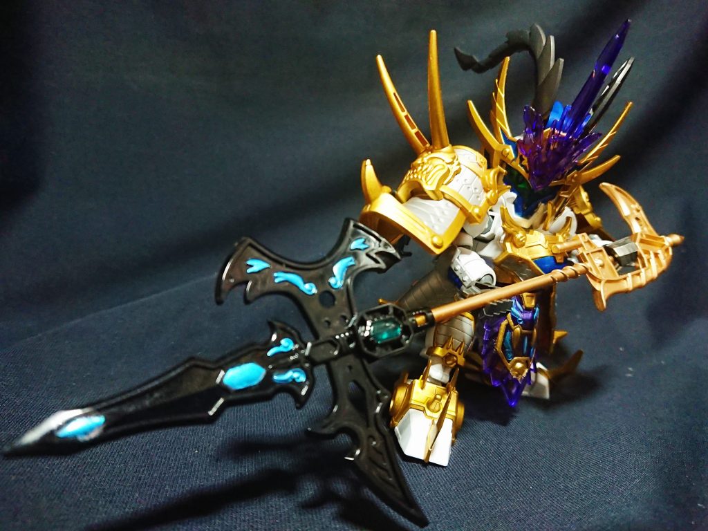 玄武装 呂布トールギスIII
可動箇所は多いですが巨大な武器や兜飾りや肩の角が結構邪魔になり、ブンドドさせづらい面もあります。
それ以上にデザインや素材の優秀さもあり非常に良キットだと思いました。