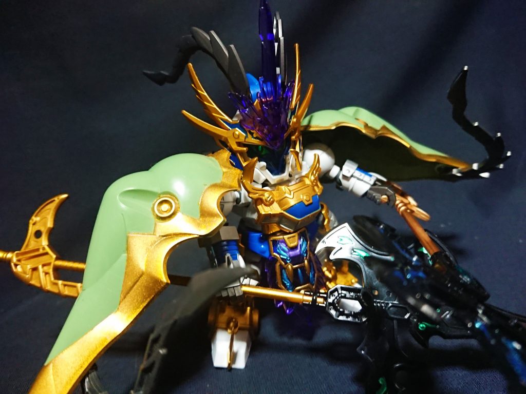 肩鎧が武義の物に変わり、呂布の方天武戟と武義の真覇方天武戟の2本の武器を持たせています。
大型化された肩や武器2本持ちのため、取り回し以上にスペースがかなり必要になりました。