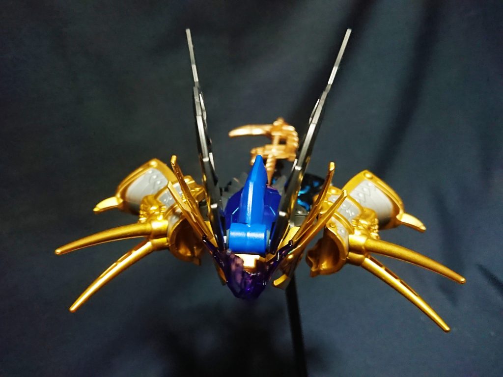 玄武なのか甲殻類なのか、それとも蝗の文字通りバッタなのか、モチーフが何かわかりませんが、刺々しいデザインに呂布らしさがあります。
平べったいのでスタンドは必須です。