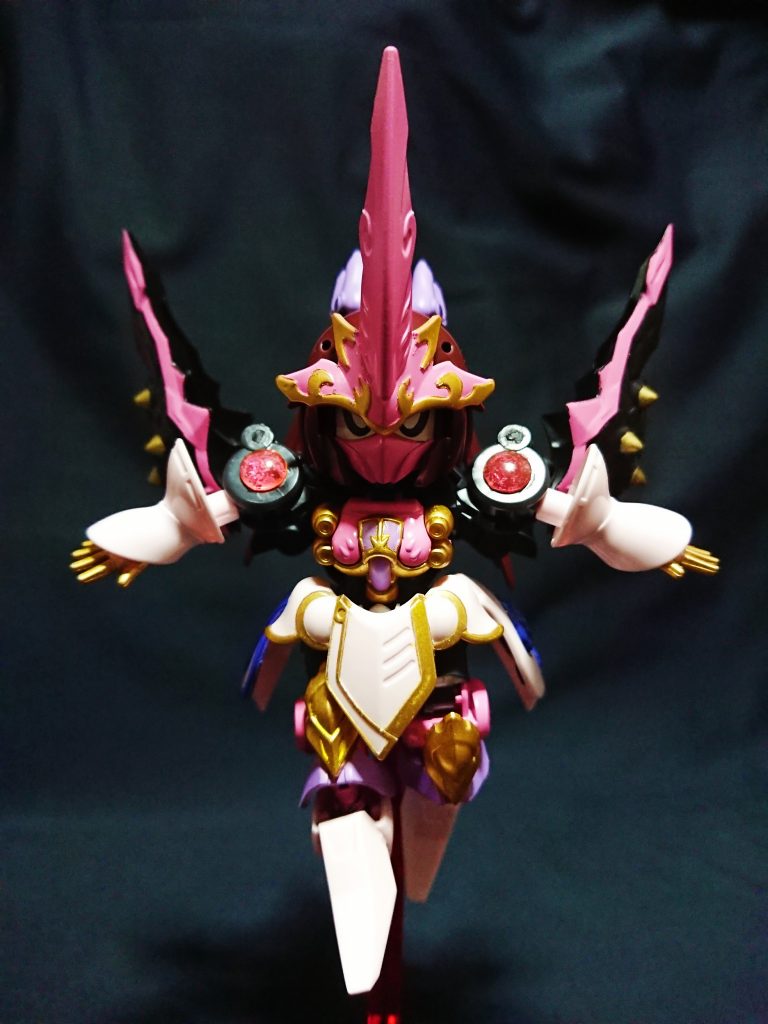 司馬懿の妻にして司馬師と司馬昭の母。
三璃紗に闇をもたらした司馬懿ですらも頭が上がらないと言われている。
爪の先には金色の鉄糸、そして西方より伝わる鋼鞭剣を振るう。