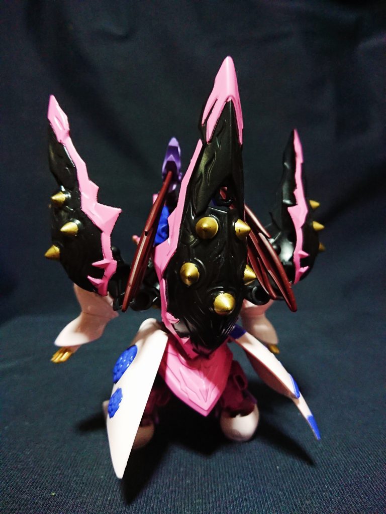 ファンネルポッドブースターは貂蝉クシャのバインダーとなり、背部のみサイズバランスを合わせるため大きいバインダーを使用しています。
キュベレイの肩パーツをスカートに見立てることで、ポージング時の背部の重さの支えにもなります。