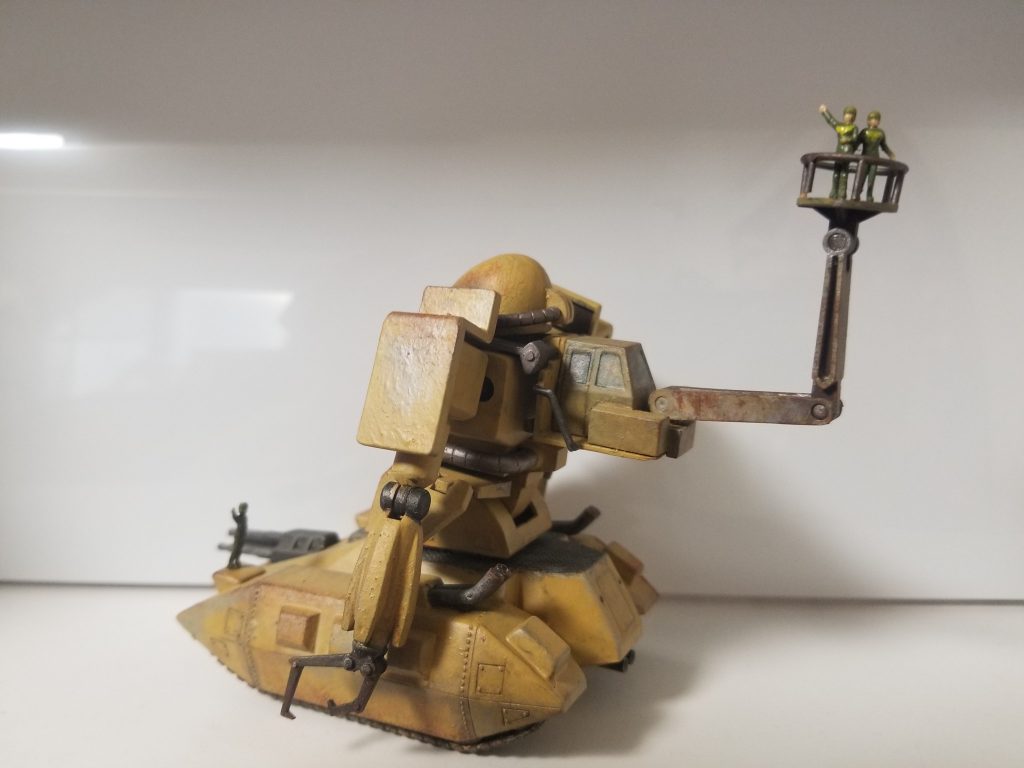 横から。
1/144の人物フィギュアの塗装大変でした…