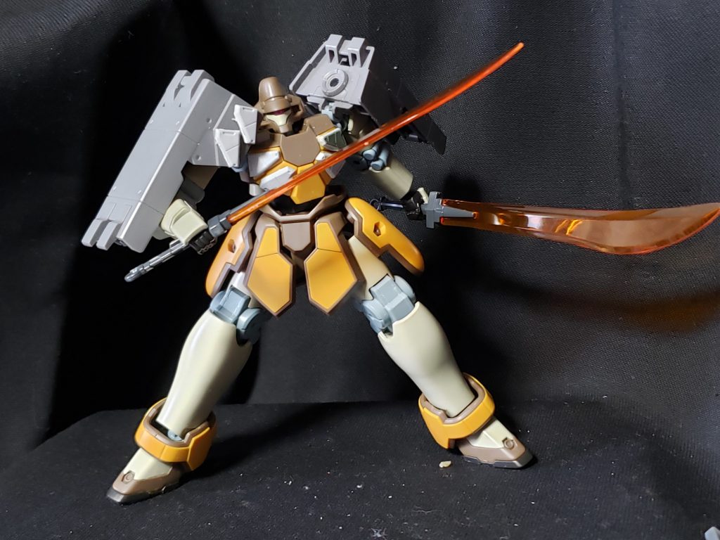 武装は最後まで悩みました💦
最初はヒートサーベル二刀流で行こうかと思いましたが、途中でサンドロックと被ることに気づいたので変更(笑)
色々変更した結果、キャンペーンのバスターフェダーインとギラ・ズールのビームアックスをミキシングして、ハルバートをこさえました。
できるだけ量産機っぽさを出したかったので、武器が細目に仕上がって満足(笑)