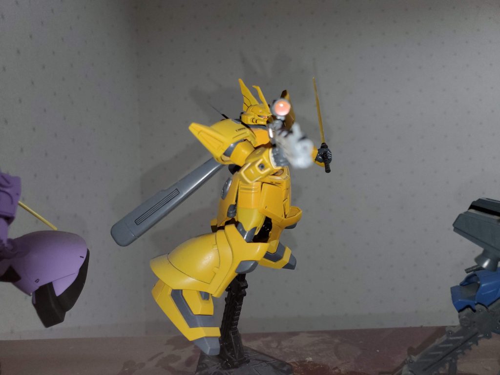 ビームマシンガンのサイトレンズにもHアイズを使用しました。ビームサーベルはプレバンのアクトザクの余りを持たせてあります❗