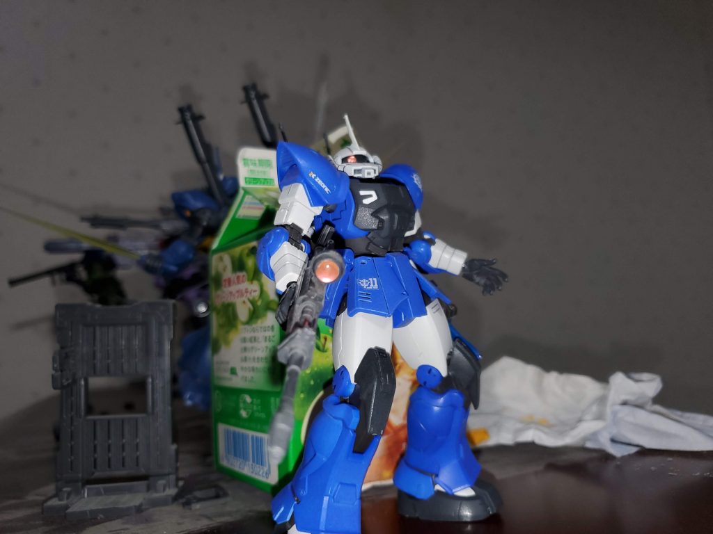 モノアイも、定番のHアイズ2.5mmを嵌め込みました。