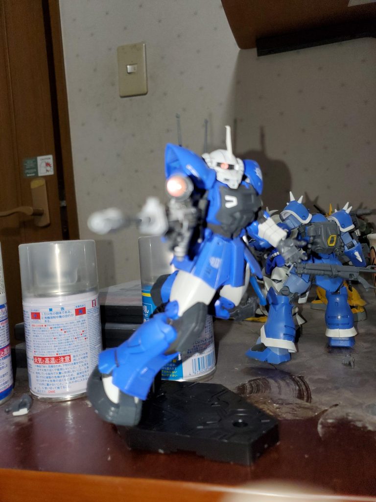 ビームライフルは付属のものを使用せず、システムウェポンのゲルググのビームライフルを持たせました。サイトレンズはHアイズを瞬着で接着しました。ブレードアンテナはビルダーズパーツのアンテナを瞬着で接着しました。