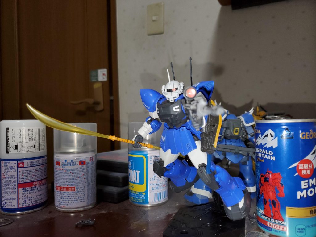  奇抜で目立つ色合い白サフを吹いて、ホワイトはグランプリホワイトブルーはコバルトブルーで塗装しました。頭部にはビルダーズパーツのアンテナを瞬間接着剤で接着