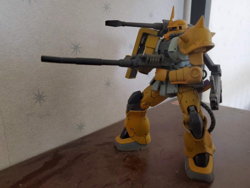 さらに、弟からいただいた、HGUCマツナガ専用高機動型ザクの肩と腕を丸々移植して、大河原先生風のハーフキャノンに仕上げたつもりです。この時にシールドとスパイクアーマーはクレオスのキャラクターイエローを吹きました。