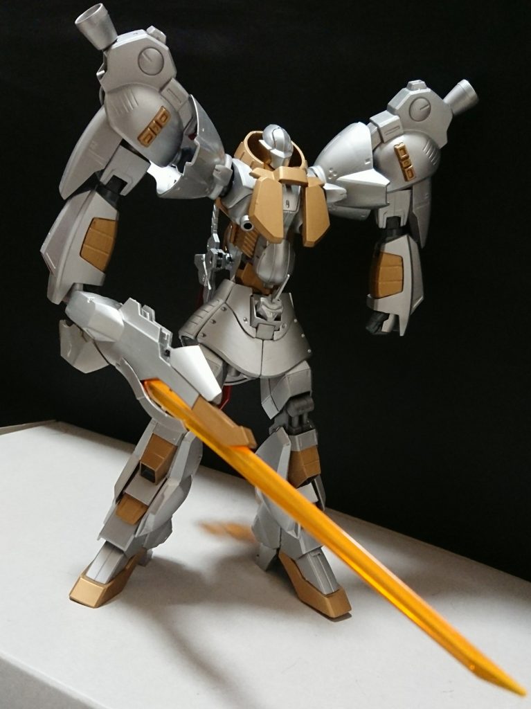 C.Gは近距離特化型の大型MSである。
大柄な見た目に反して機動力と反応性が優れている。
高出力ビームサーベル(脚)等は基本兵装である為常時装備している。
胸部に冷却装置が内蔵されている他装甲が厚く熱に対して強い耐性を持つ。