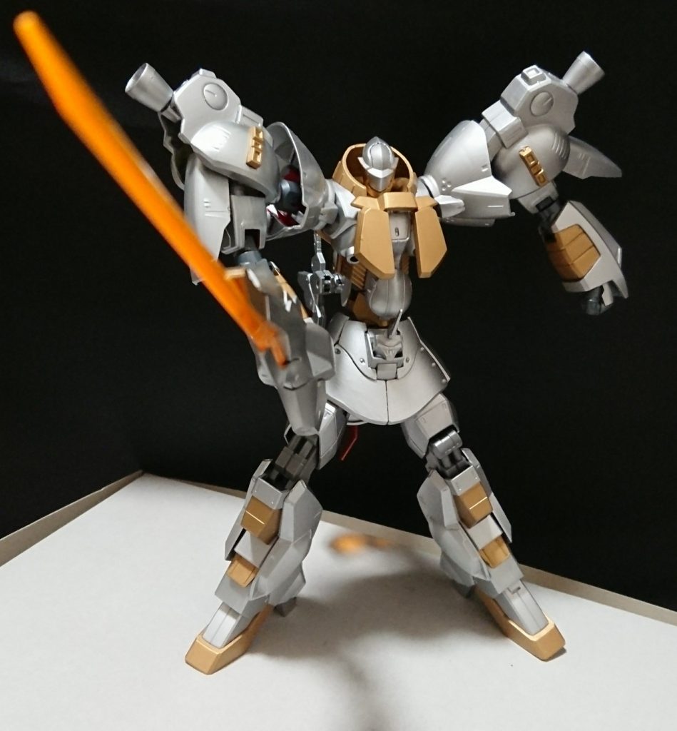 機体名：C.G(クラウンガーディアン)

[武装]腕部拡散ビーム砲×２、高出力ビームサーベル(脚)、オーガソード×２、となっている。

[総合スペック]1.0～13.0の内。
10.0～11.1と断定。

[C.G]はGBNで開催されたとあるイベント用に、特定のエリアにのみ出現させたNPCである。
敵機を破壊した時に限るが(ユーザーやAI問わず)機体と交戦した際一定の確率で倒した機体から武装を奪ってコピーする事がある。
コピーした武装はC.Gが撃破されるまで永続的に使用できるようでマシンガンを手にしたらリロードせずに常時弾を発射出来る、しかし奪いコピーした銃火器が元々弾切れを起こしていた場合弾を発射する事は出来ない。