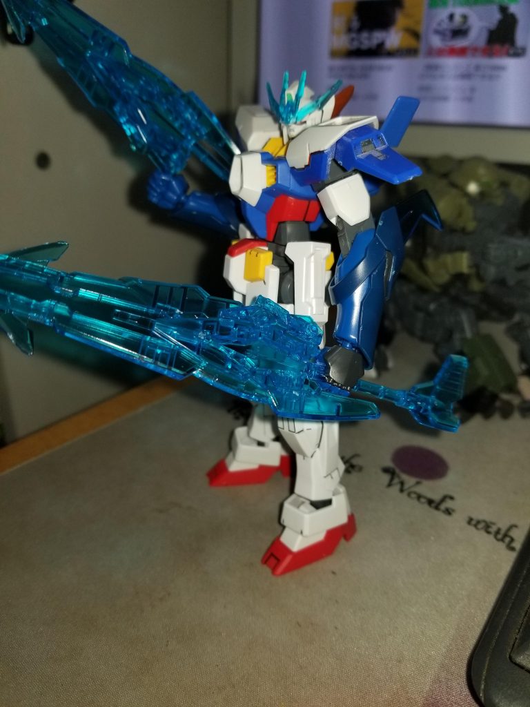 制作過程の変遷です。最初はカレトヴルッフフェーダーを両手に持つつもりでした。