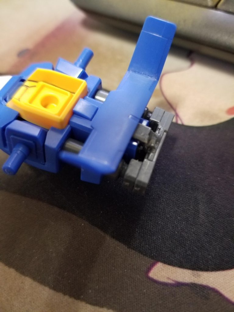 ラヴストライカーを装備するためのアタッチメントです。バインダーガンの付属パーツを切り貼りしました。見た目が汚いですが、どうせあんまり見えないのでいいかな……