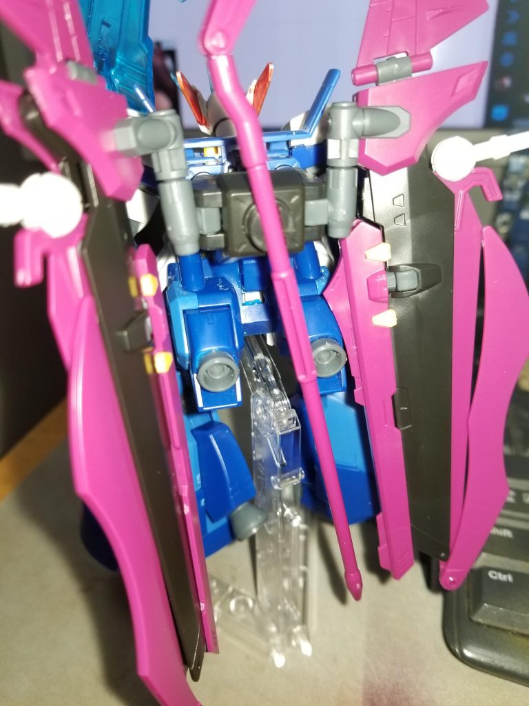 腰にスラスターを付けて干渉しないかのテストです。ドム脚をつけてすぐ位にこの形に落ち着きました。