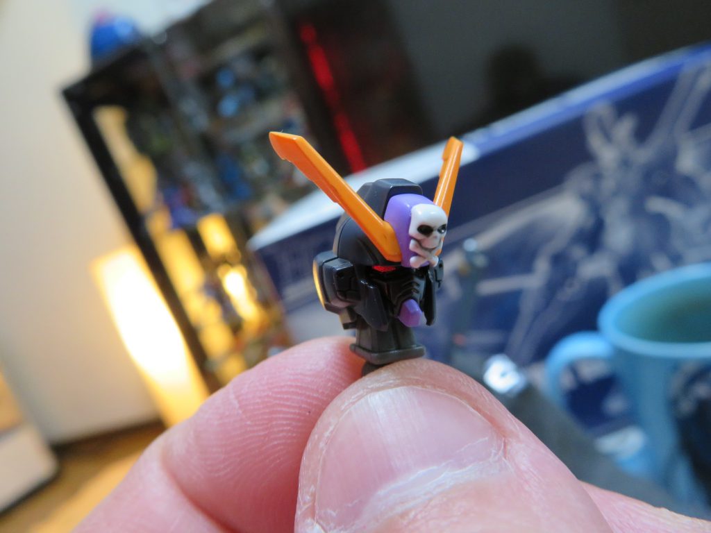 小さくて全体像だと分かりにくい(マントのせいもある)顔のアップです。