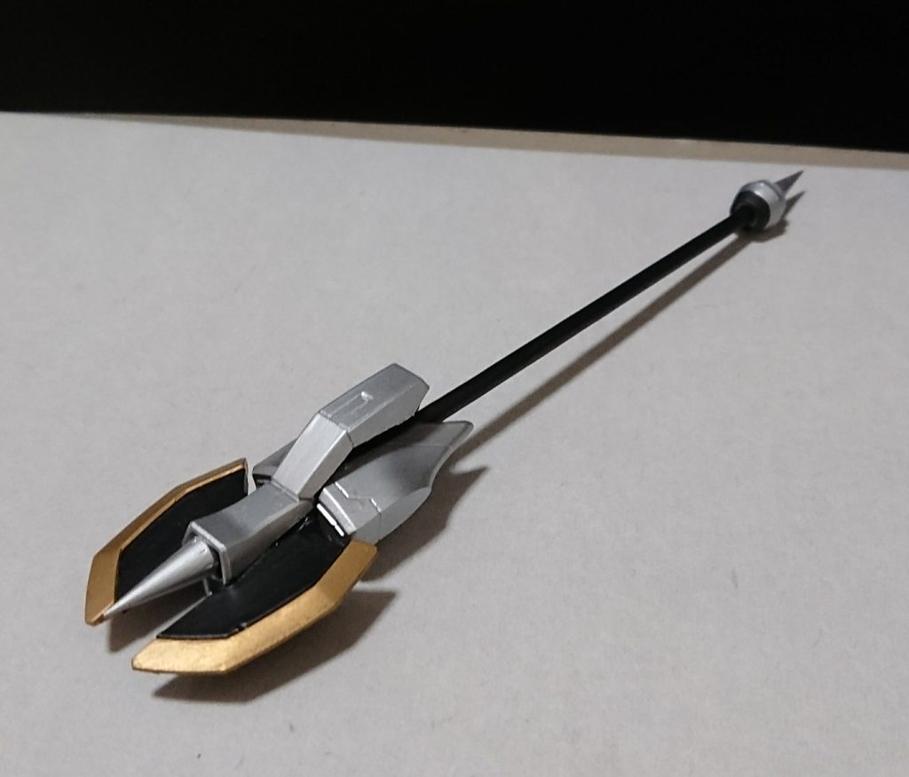 [追加兵装]キリングアックス。
ある程度のパワーがあれば通常のＭＳ(ガンプラ)でも使用できる武器、先端と後部にある刺は射出可能。