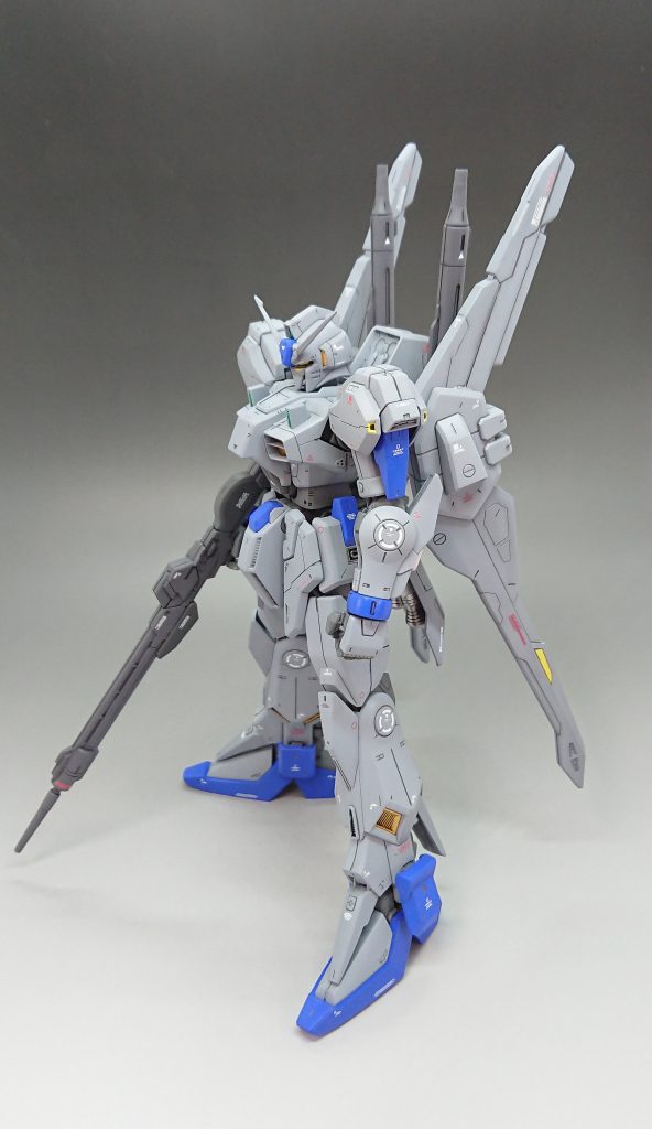 肘、膝の丸マーキングはバンダイプレミアムのガンダムマーク3付属水転写デカールです。
MG、REは水転写デカールを付けて頂けるとスゲー嬉しいです。
スミイレは所々0.2ミリシャーペン使っています。