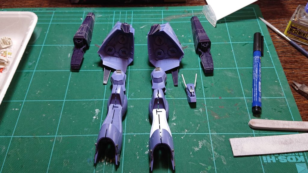 改造ポイントはメインスラスターユニットと頭部ぐらいですね。
メッサーラは、肉抜きをしているパーツが何点かありますので、ポリパテで埋めます。この辺りがHGなんだなー、とホッコリ。