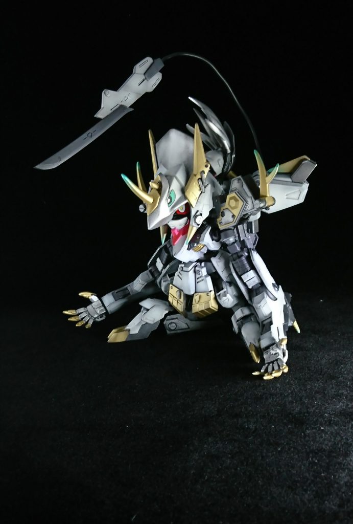 大型アームを自らの腕と一体化させて近接戦闘能力をさらに増加!