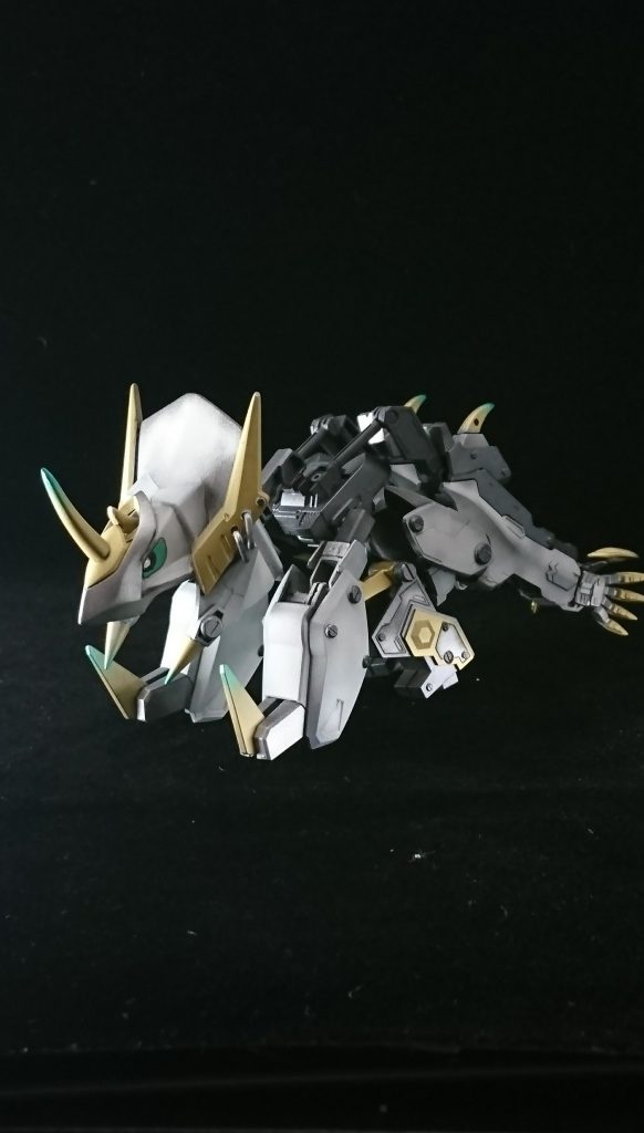 相棒?の白犀、兜が大分変わったのでほぼトリケラトプスに……
申し訳程度の変形です