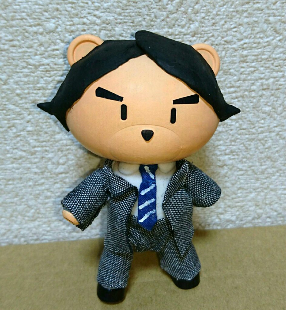 本体(正面)より。
本来、「レイト」の時は眼鏡をかけているのですが、技術面の事情等でかけさせられなかったため、「レイトの体を借りたウルトラマンゼロ」の状態と割り切ることに。
肌の塗装はポスカ、髪は樹脂粘土、服は布と樹脂粘土(シャツ部分)です。