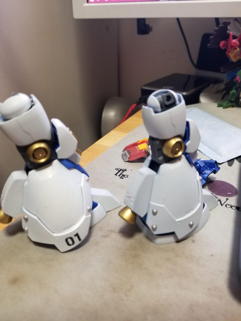 脚に装飾を付けました。ダイソーで見つけたパール調シール(3mm)をシルバーに塗装して貼り付けました。