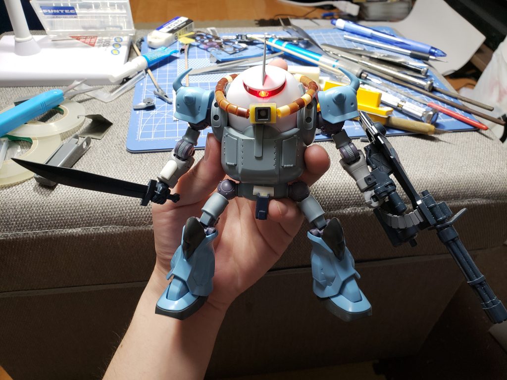 腰のアーマーはプラ棒とバンシィのパーツを使用しました