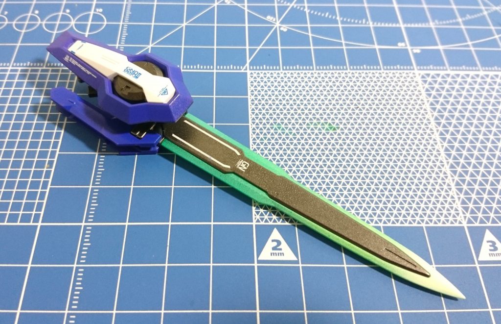 GNソードの刀身は
アイグリーンを薄く吹く
→中腹部~先端にかけて蛍光グリーン
→先端のみにニューホワイト
とグラデーションをかけました。
ニューホワイトは下の色があまり浮き上がらずに塗装できました。